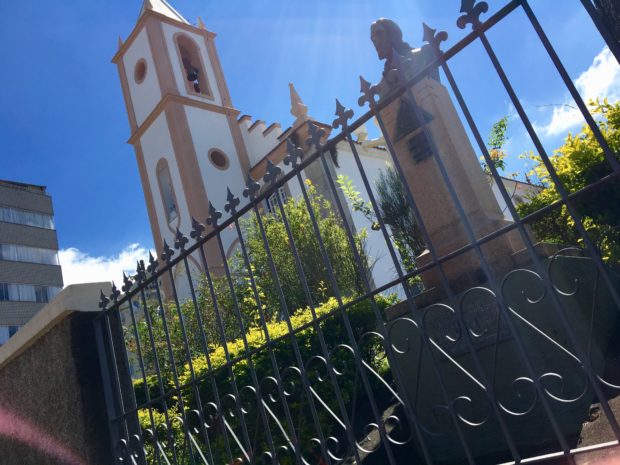 Igreja de Nossa Senhora do Rosário onde está enterrado o braço de Tiradentes.