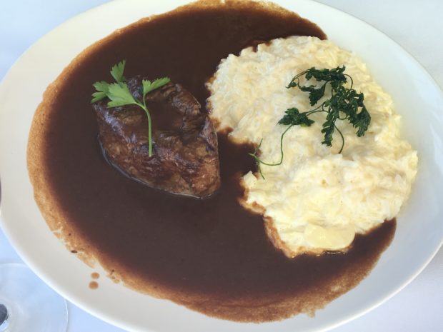 Tornedor grelhado com molho ferrugem e arroz piamontês do Restaurante Bené da Flauta