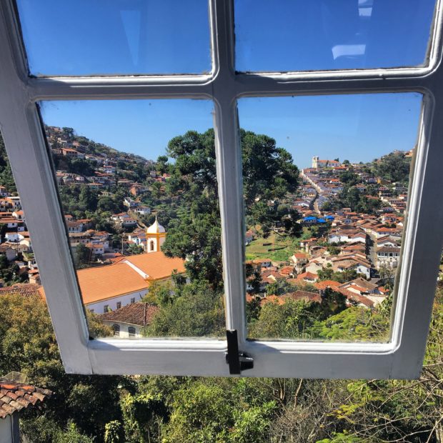 Vista de Ouro Preto através da Janela do Restaurante Bené da Flauta