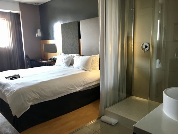 Nosso quarto no Protea Hotel O.R. Tambo