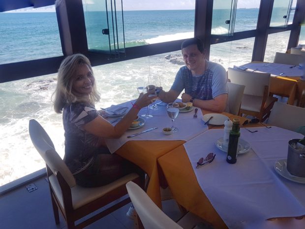 Um brinde no Restaurante Barravento em Salvador