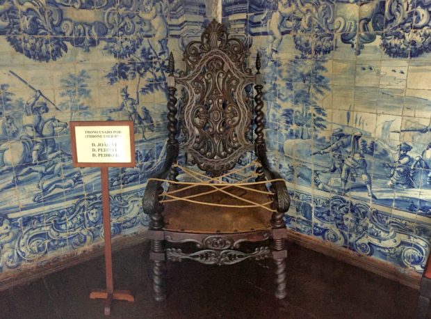 Trono que o Imperador D. João VI utilizou quando a corte portuguesa se mudou para o Brasil em 1808