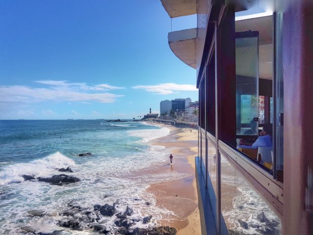 Almoçando no Restaurante Barravento, curtindo a vista do Farol da Barra.