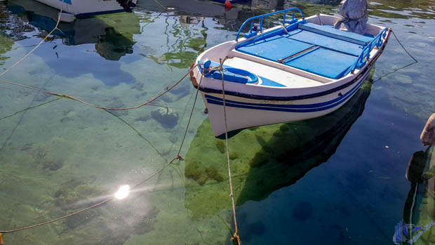 barco nas águas transparentes nas ilhas jonicas
