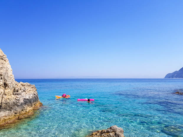 Curtindo as águas azuis das ilhas jônicas