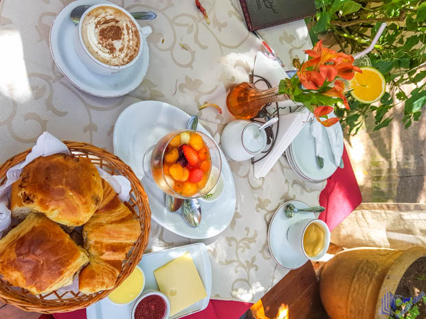 Panqueca de comida vista superior com café e jogo americano na mesa de  madeira