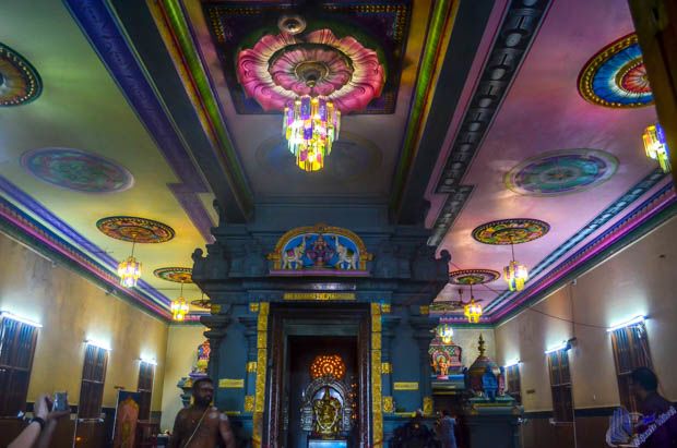 teto do Interior do Templo Hindu em Mahe - Sychelles teto do Interior do Templo Hindu em Mahe - Sychelles