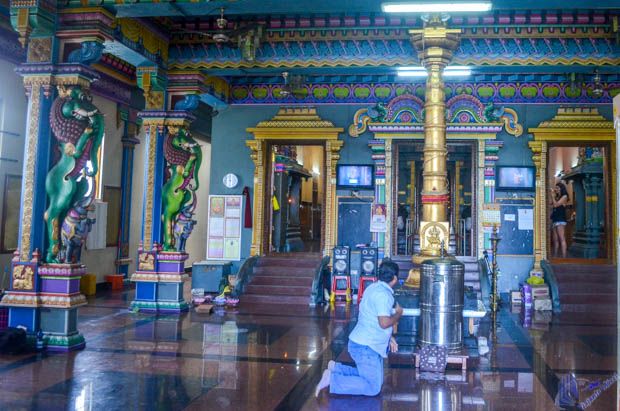 Homem orando no Interior do Templo Hindu em Mahe - Sychelles Homem orando no Interior do Templo Hindu em Mahe - Sychelles