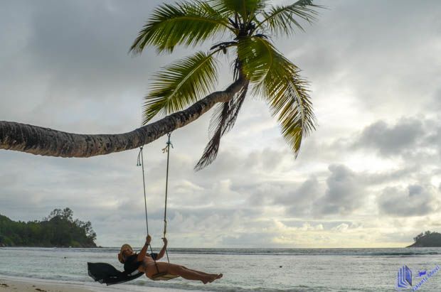 balanço na praia baie lazare em mahe seychelles balanço na praia em mahe seychelles