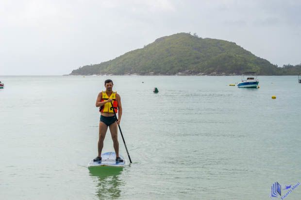 Stand Up Paddle na Praia em Mahe - Seychelles Stand Up Paddle na Praia em Mahe - Seychelles