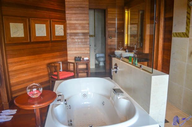 banheira da Suíte no Hilton Seychelles Northolme Resort and Spa Suíte no Hilton Seychelles Northolme Resort and Spa