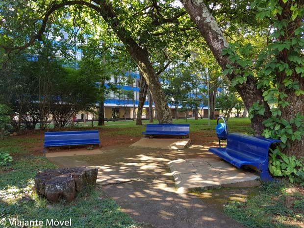 praça da 308 sul Quadra Modelo em Brasília com bancos azuis