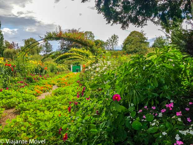 Jardim Clos Normand na casa de Monet em Giverny na França