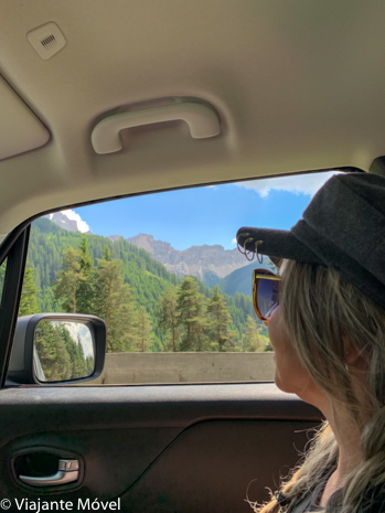 Na estrada numa Viagem de carro pelas Dolomitas na Itália