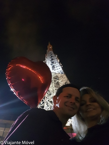 Vista noturna da Torre de TV de Brasília