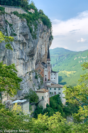 Vista panorâmica do Santuário Madonna della Corona, Itália – incrível igreja encravada na rocha