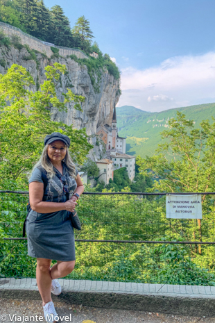 Vista panorâmica do Santuário Madonna della Corona, Itália – incrível igreja encravada na rocha