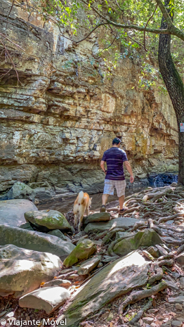 Cachoeira com nosso akita em Três Marias, Minas Gerais